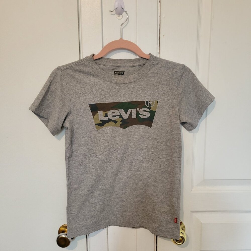 Levi’s Camo Logo Graphic T-Shirt Youth L (10–12) – Fits Women’s XS/S Baby Tee